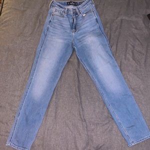 Hollister Ultra High-Rise Mom Jean, Size 1R, light wash.